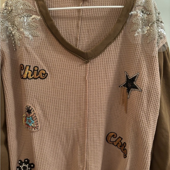 POL V-neck glam patches contrast long sleeves top - Picture 3 of 3